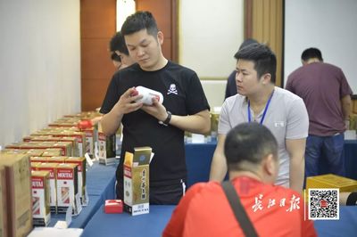 武漢公務(wù)員上繳特拍會 茅臺與名表成焦點